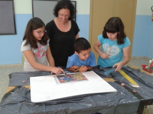 Cristina, la tía de Ladis (Almudena), Ladis y Alejandra han comenzado dibujando